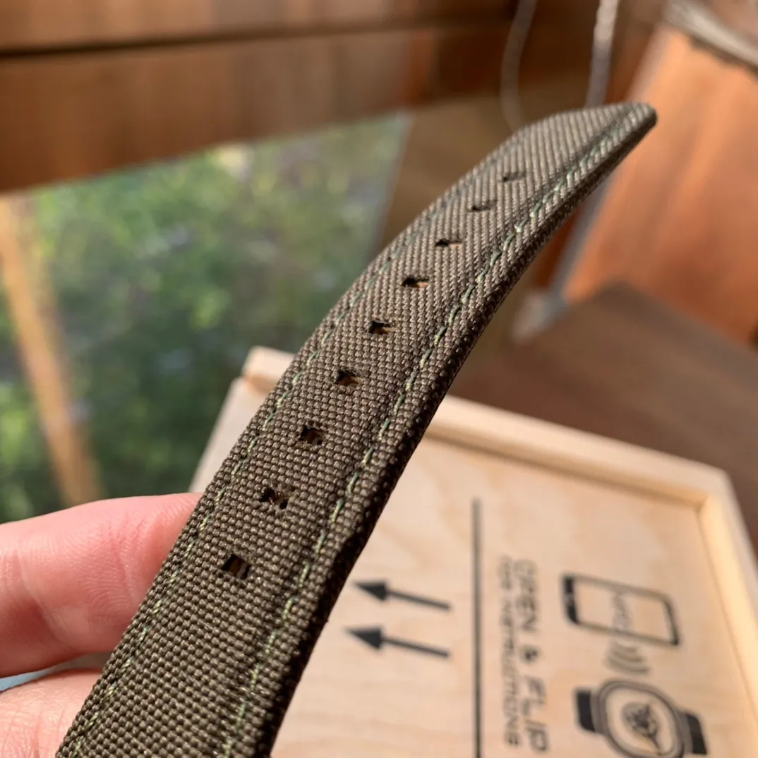 【Tmall Authentic Product】💰1720! Seven Fridays new shipment T2/01 seems to be more handsome with military green clothes. The dial diameter is 45*45.6mm, strengthened mineral glass mirror, green canvas strap, with same-color stitching, please note that it is the same color. The 316 stainless steel case has been polished, frosted, and sandblasted.